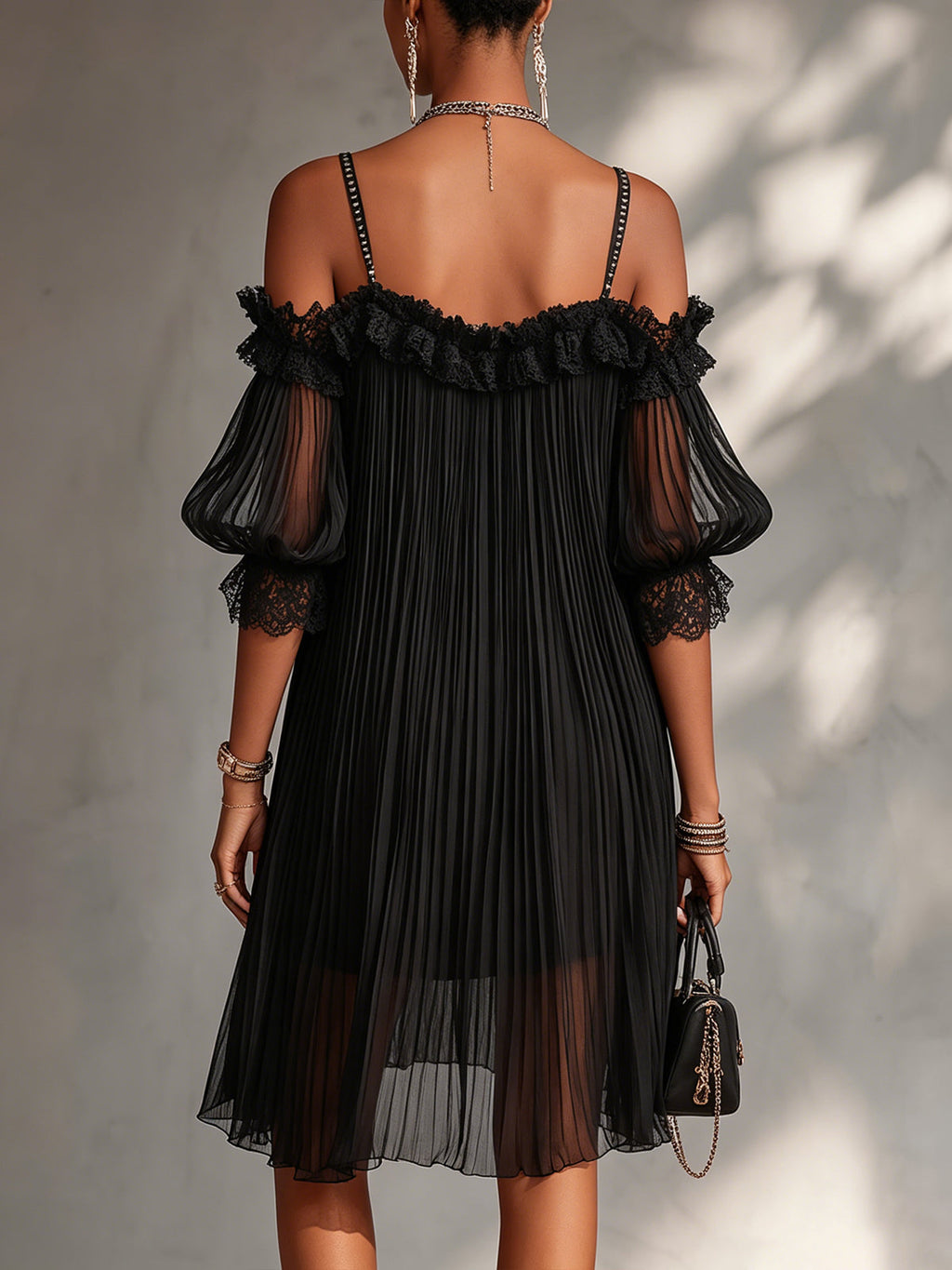 Victoria | Minivestido negro con hombros descubiertos y encaje