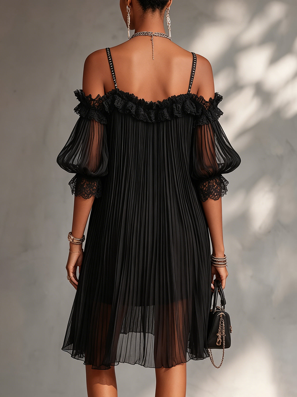 Victoria | Minivestido negro con hombros descubiertos y encaje