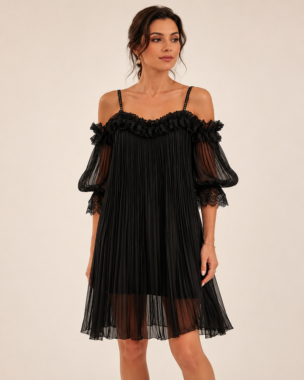 Victoria | Minivestido negro con hombros descubiertos y encaje
