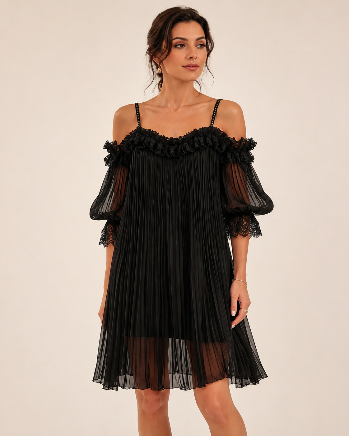 Victoria | Minivestido negro con hombros descubiertos y encaje