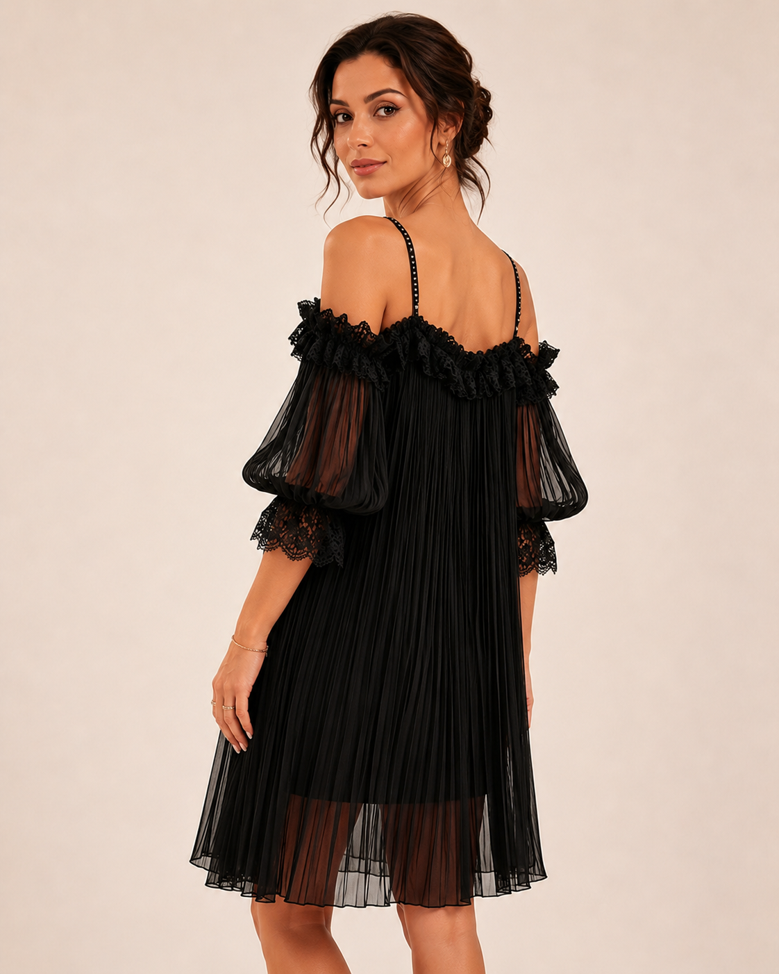 Victoria | Minivestido negro con hombros descubiertos y encaje